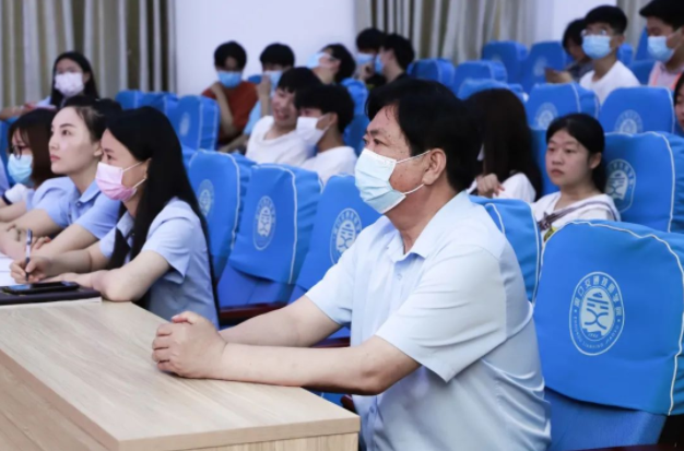 “诗词歌赋话端午” 书香文化满校园