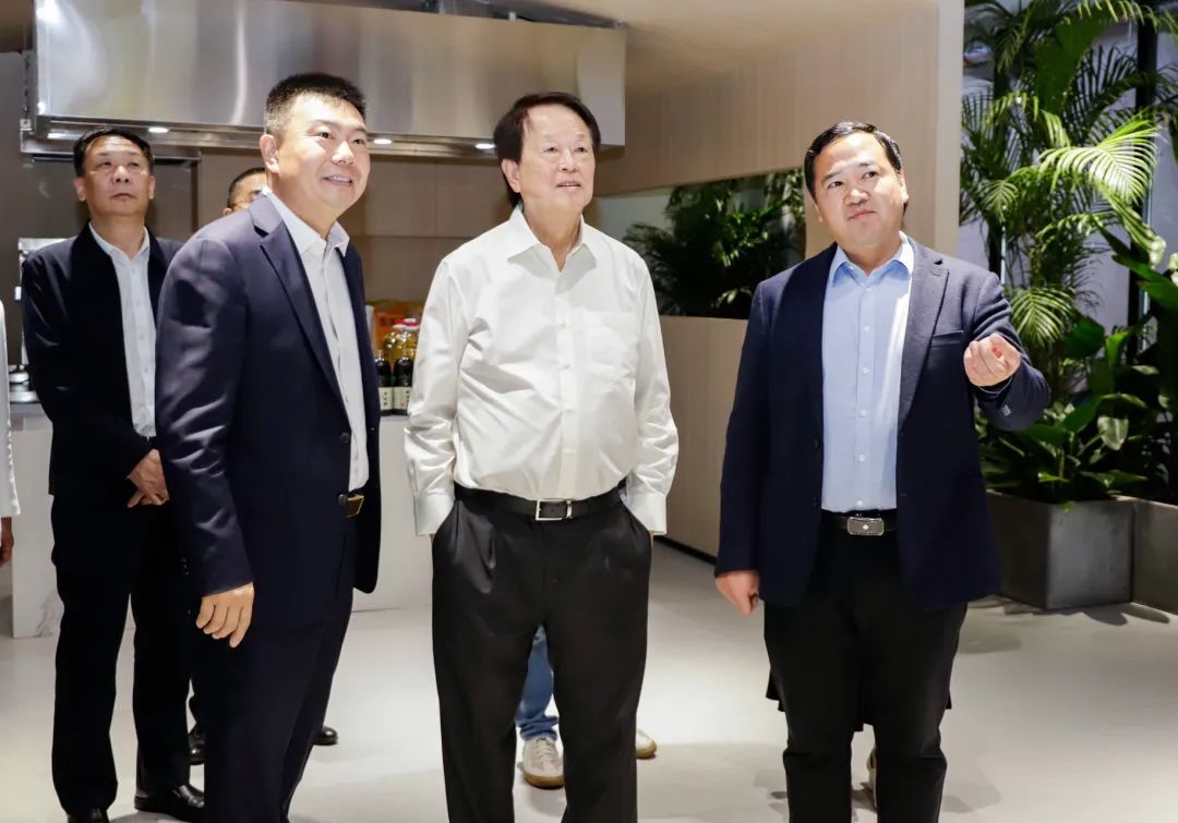  新加坡丰益国际集团董事局主席郭孔丰莅临我校考察