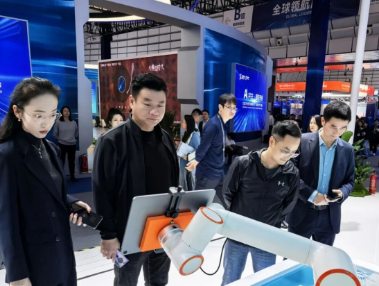 聚焦AI前沿 赋能专业建设| 我校乌镇互联网大会之行成果斐然