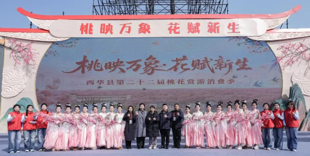我校师生倾情助力西华县桃花节 职教风采获多方赞誉
