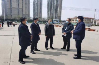 周口市教体局党组成员、督学褚严明一行四人莅临我校检查指导疫情防控工作