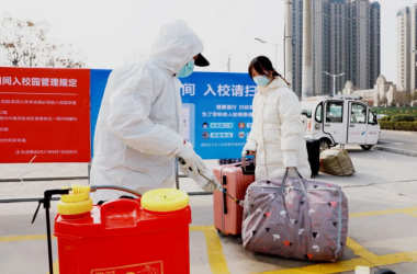 开学啦！志愿者温暖学生返校之路