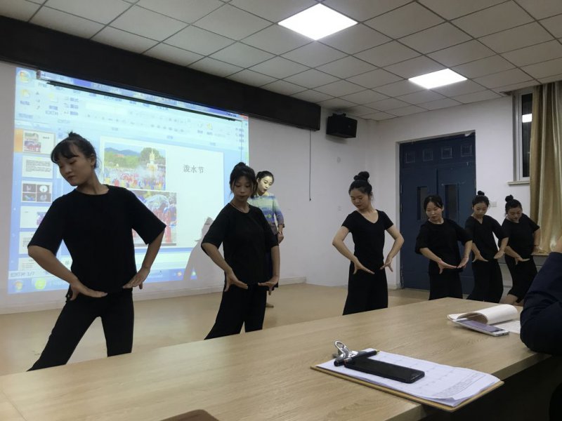 简讯 | 观摩课：《傣族舞》